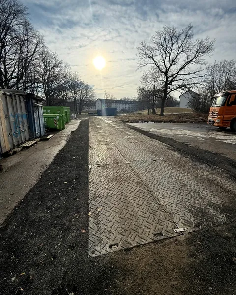 Privremena cesta od zaštitnih ploča na gradilištu