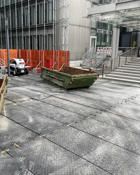 Zaštitne ploče preko gradskog trga ispred poslovne zgrade
