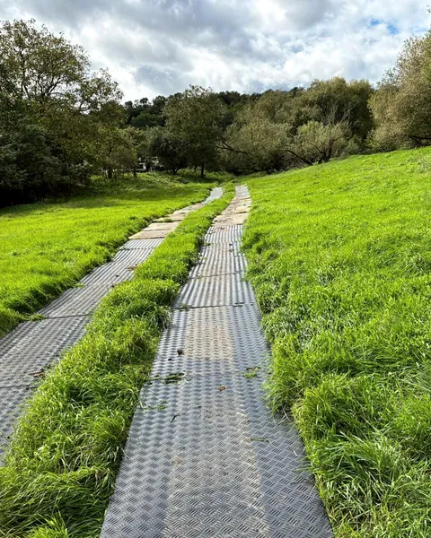 Dva traga zaštitnih ploča uz travnati obronak