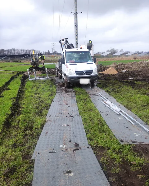 Radno vozilo na pločama u solarnoj elektrani