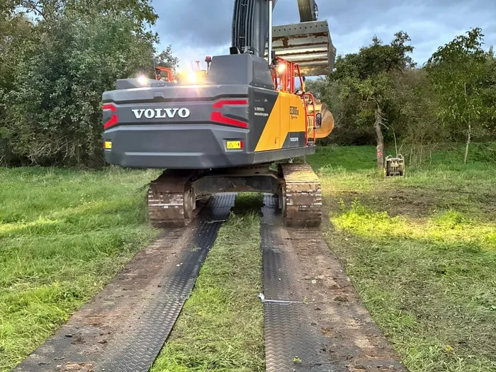 Bager na zaštitnim pločama Terra Access preko travnjaka